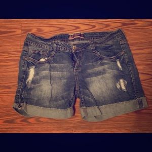 Cute denim shorts!!